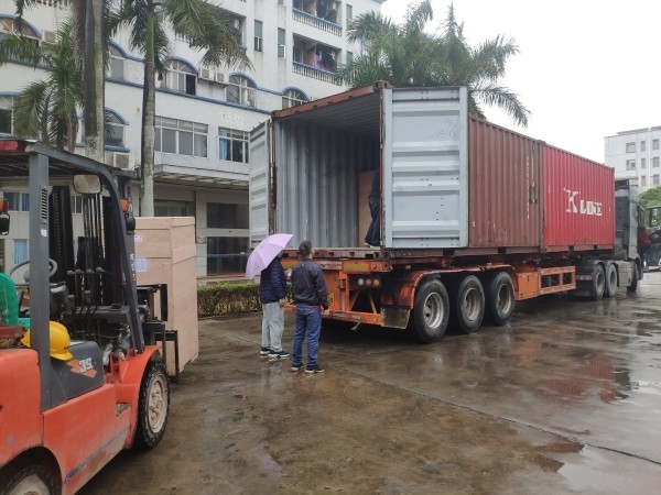Zhenyu carga una máquina de cremallera de contenedor de 2 × 40 ‘gp